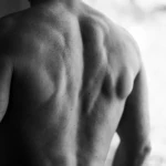 Photo boudoir homme noir et blanc @laumi-photographie.com